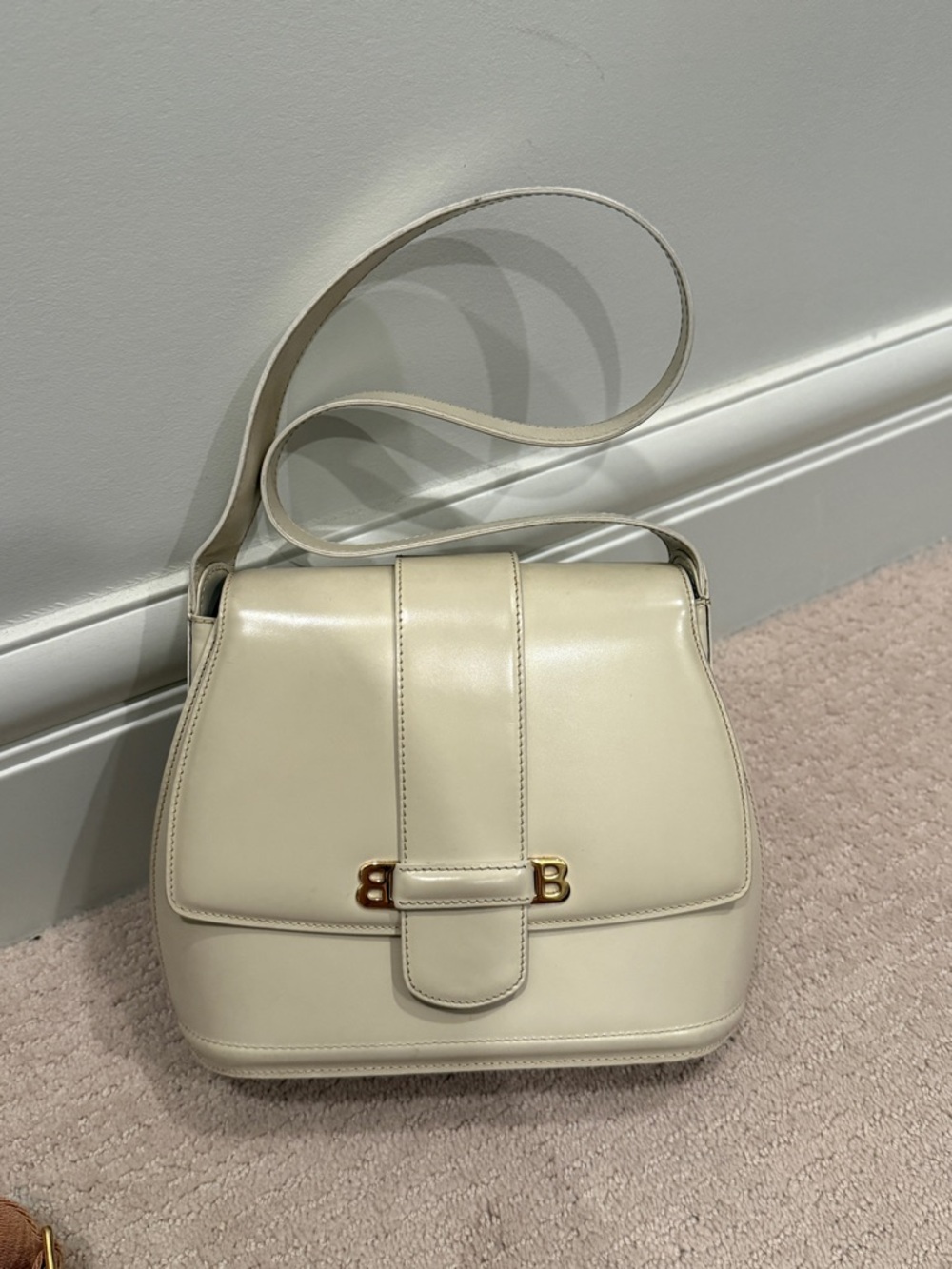 Vintage Bally double B shoulder bag in white/cream leather in good condition